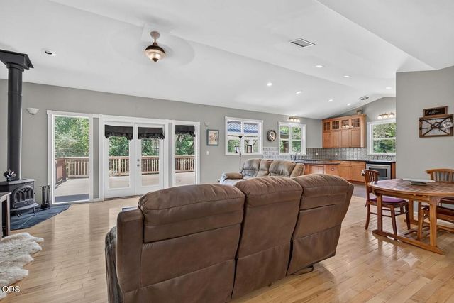 1943 Wards Creek Road, Rogue River, OR 97537