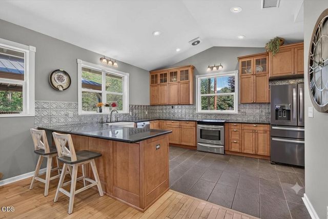 1943 Wards Creek Road, Rogue River, OR 97537