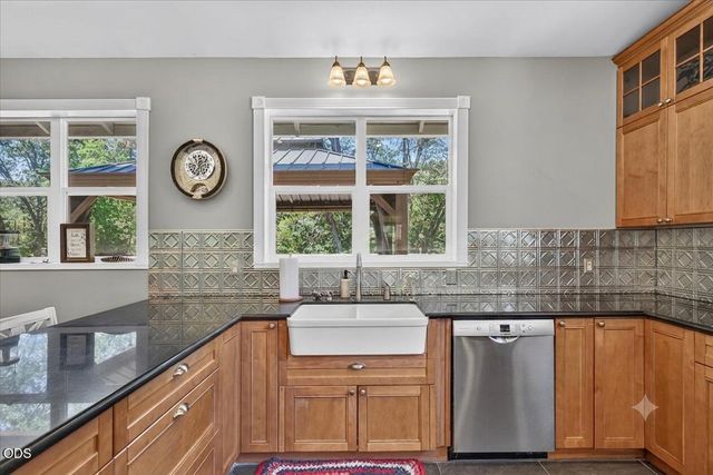 1943 Wards Creek Road, Rogue River, OR 97537