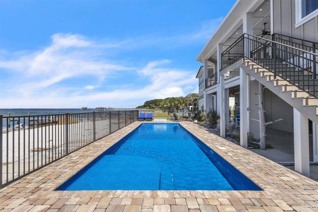 325 Deer Point Dr, Gulf Breeze, FL 32561