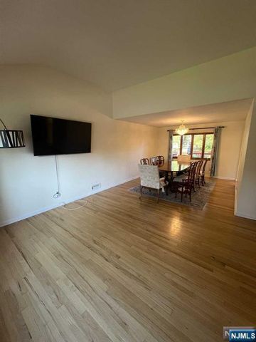 812 W Glenside Court, Oradell, NJ 07649