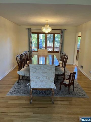 812 W Glenside Court, Oradell, NJ 07649