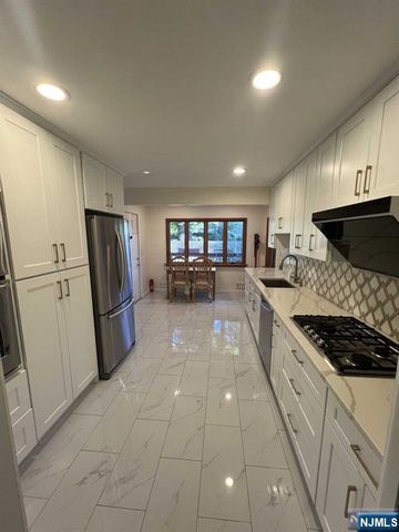 812 W Glenside Court, Oradell, NJ 07649