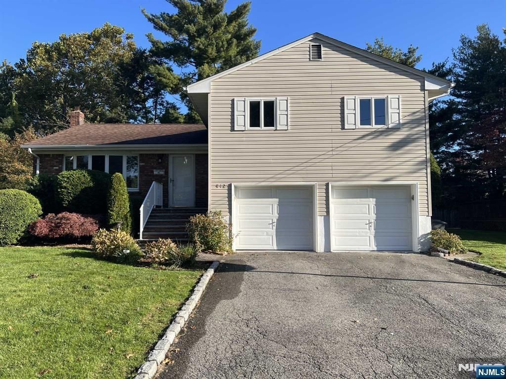 812 W Glenside Court, Oradell, NJ 07649