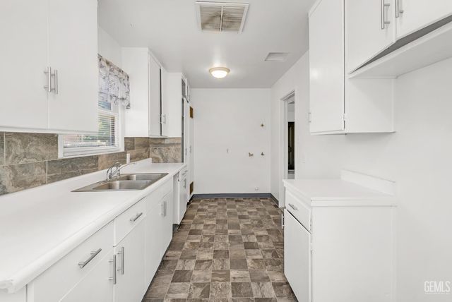 228 Donna Avenue, Bakersfield, CA 93304