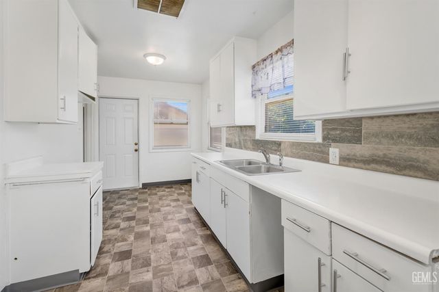 228 Donna Avenue, Bakersfield, CA 93304