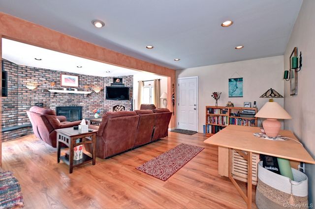 21 Aspen Street, Port Jefferson Station, NY 11776