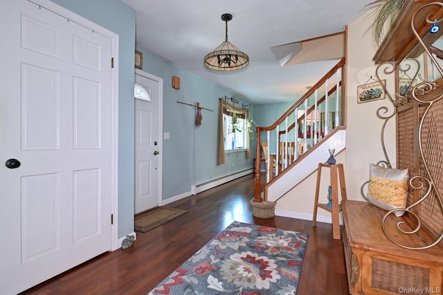 21 Aspen Street, Port Jefferson Station, NY 11776
