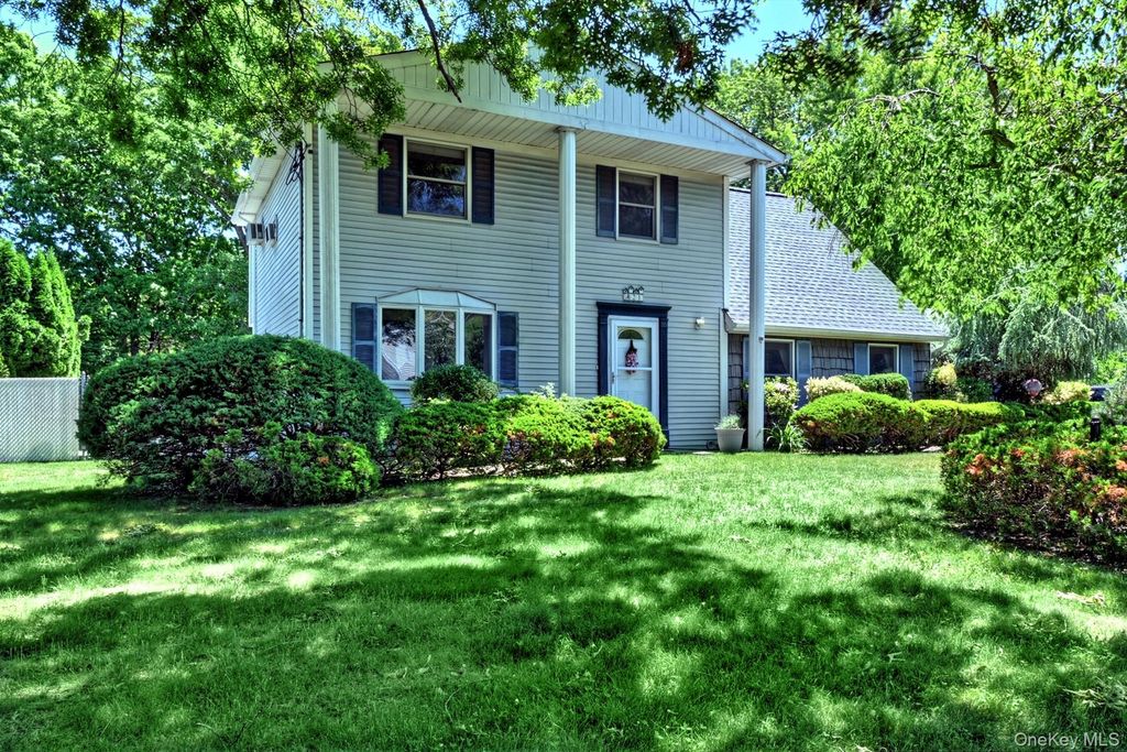 21 Aspen Street, Port Jefferson Station, NY 11776