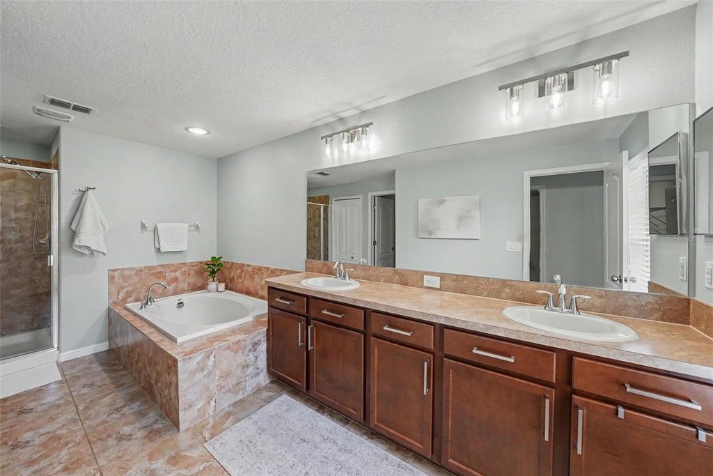 Image 18 of property listing at 8604 FIDDLELEAF COURT, Tampa, FL 33647