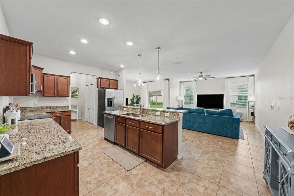 Image 8 of property listing at 8604 FIDDLELEAF COURT, Tampa, FL 33647
