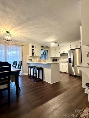 1130 27th Avenue NE, Hickory, NC 28601