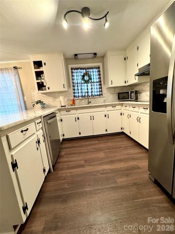 1130 27th Avenue NE, Hickory, NC 28601