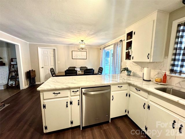 1130 27th Avenue NE, Hickory, NC 28601