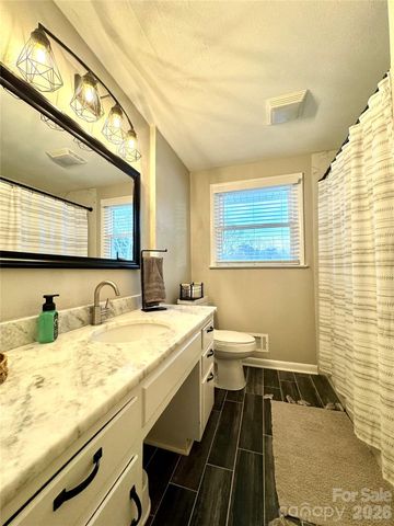 1130 27th Avenue NE, Hickory, NC 28601