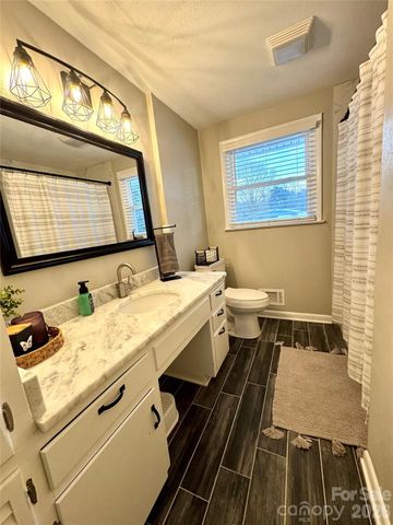 1130 27th Avenue NE, Hickory, NC 28601