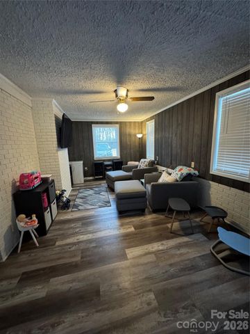 1130 27th Avenue NE, Hickory, NC 28601