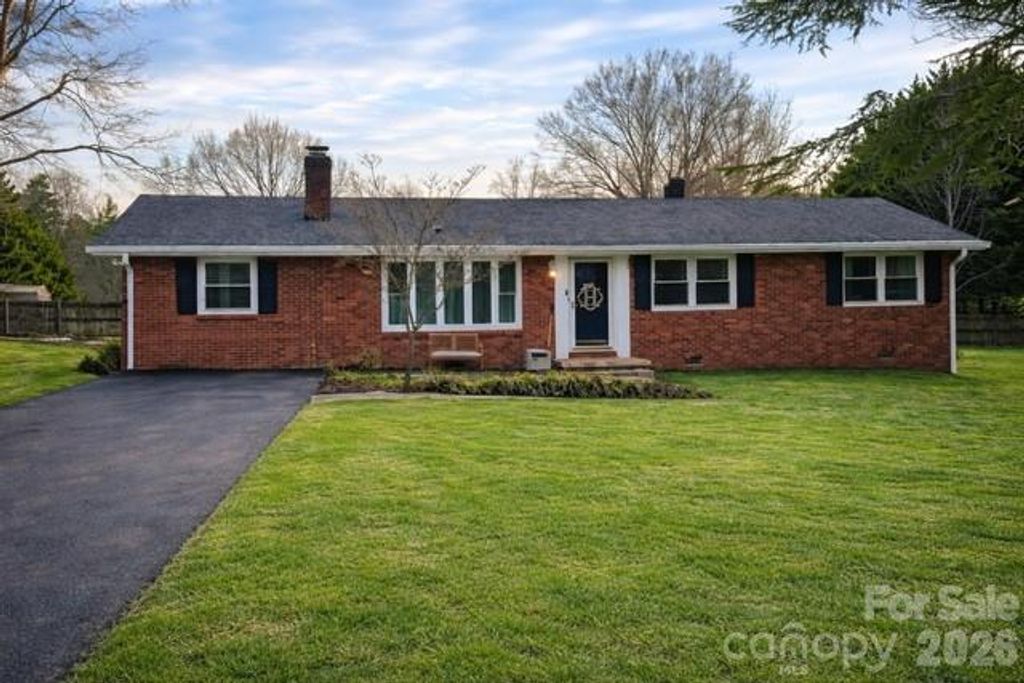 1130 27th Avenue NE, Hickory, NC 28601