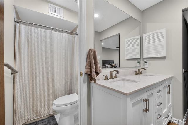 1511 Hampton Hall Drive 17, Chesterfield, MO 63017