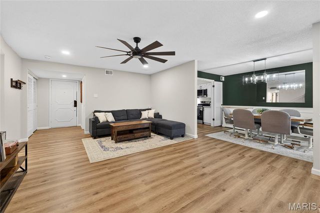 1511 Hampton Hall Drive 17, Chesterfield, MO 63017