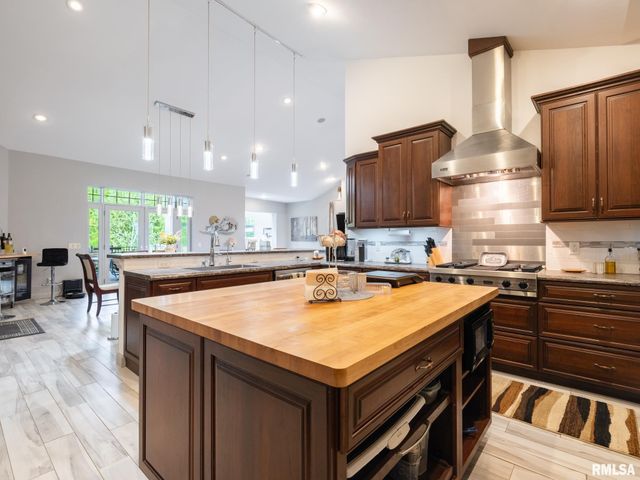 6009 W SUNFLOWER Drive, Peoria, IL 61607