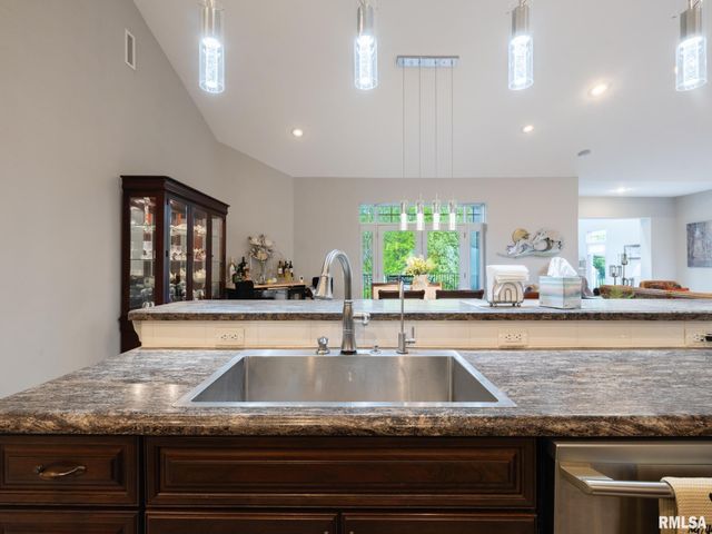6009 W SUNFLOWER Drive, Peoria, IL 61607