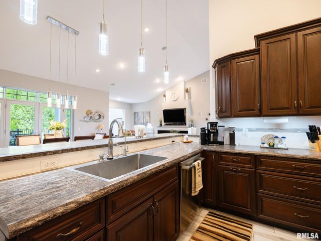 6009 W SUNFLOWER Drive, Peoria, IL 61607