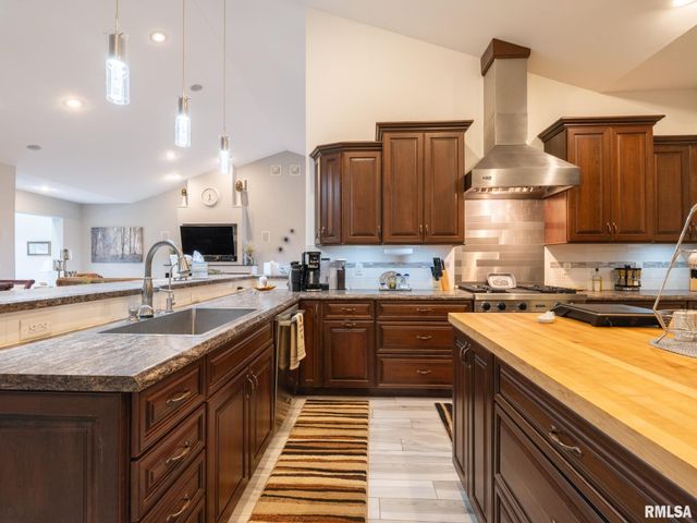 6009 W SUNFLOWER Drive, Peoria, IL 61607