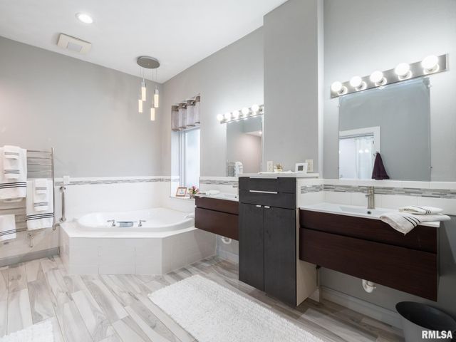 6009 W SUNFLOWER Drive, Peoria, IL 61607