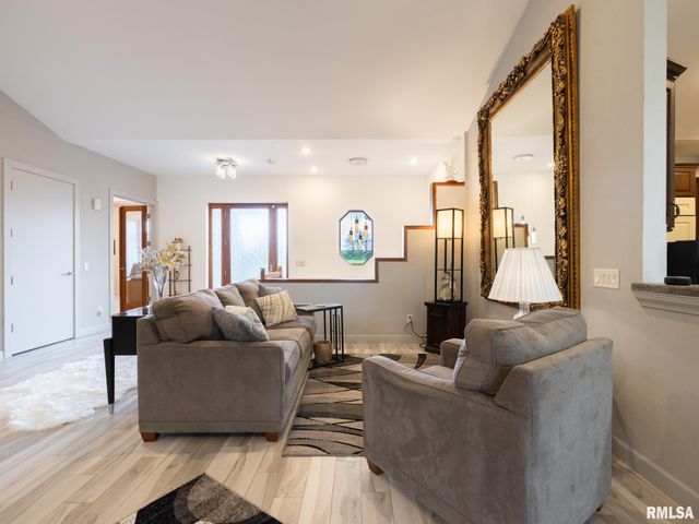 6009 W SUNFLOWER Drive, Peoria, IL 61607