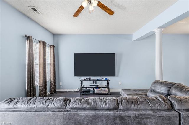 1640 Olivers Crossing Circle, Winston-salem, NC 27127