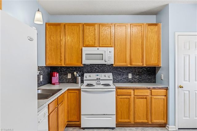 1640 Olivers Crossing Circle, Winston-salem, NC 27127
