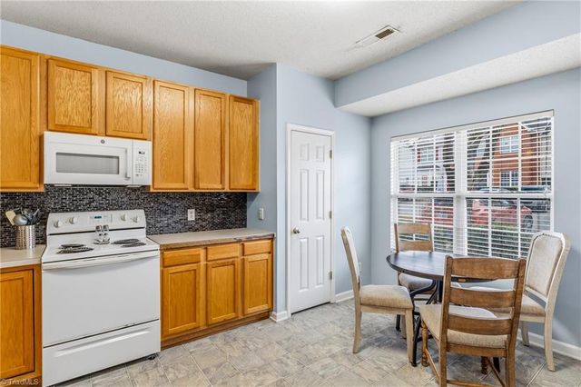 1640 Olivers Crossing Circle, Winston-salem, NC 27127