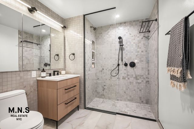 2254 46th St Apt 804, New York City, NY 11105