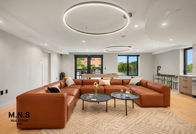 2254 46th St Apt 804, New York City, NY 11105