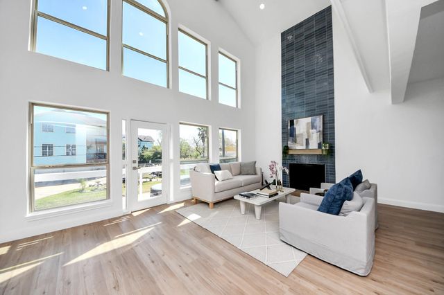 300 Narcissus Road, Clear Lake Shores, TX 77565