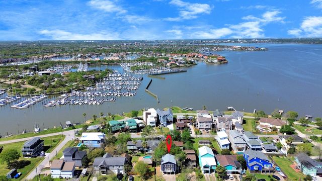 300 Narcissus Road, Clear Lake Shores, TX 77565