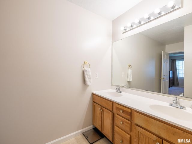 1913 ENGLISH OAK, Washington, IL 61571