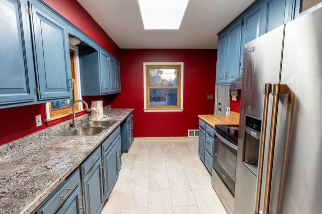 1740 Onacrest Curve, Maplewood, MN 55117