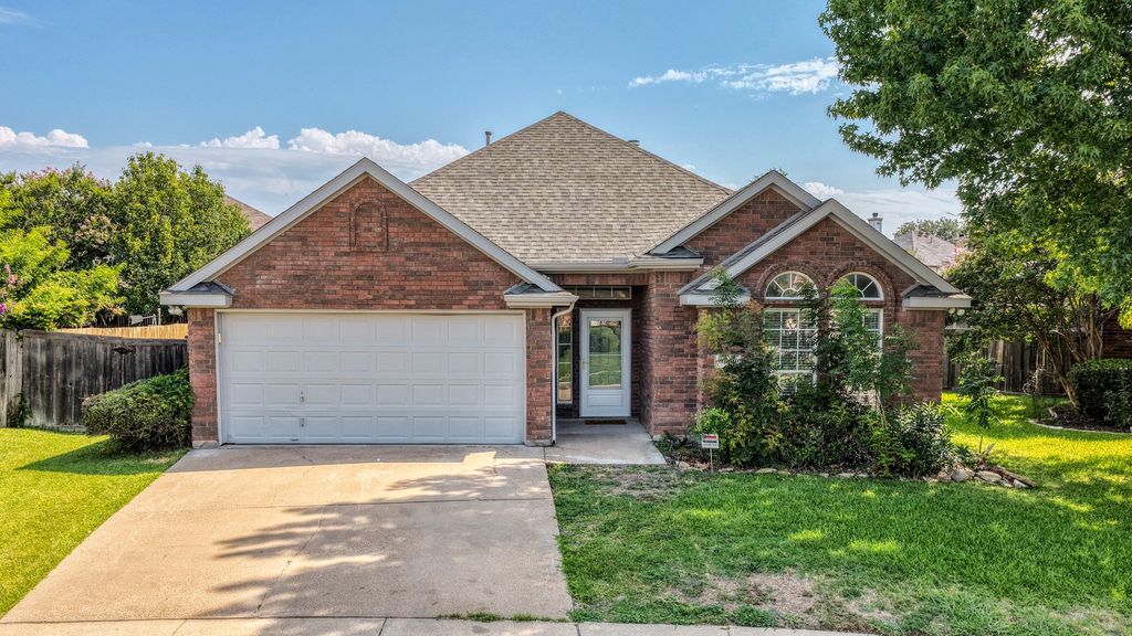 4567 Summerbrook Circle, Fort Worth, TX 76137