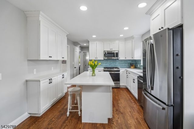 27 Dogwood Rd, Morris Plains Boro, NJ 07950