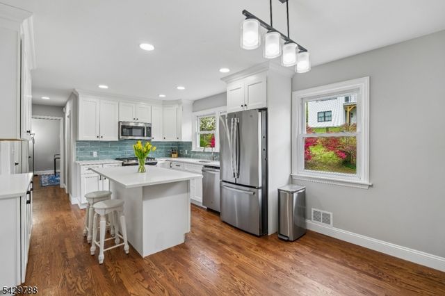 27 Dogwood Rd, Morris Plains Boro, NJ 07950