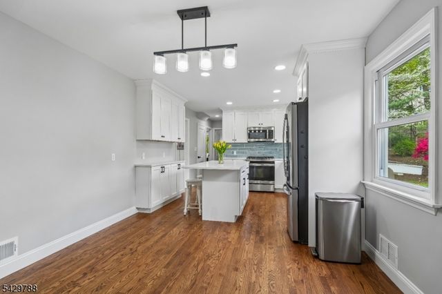 27 Dogwood Rd, Morris Plains Boro, NJ 07950