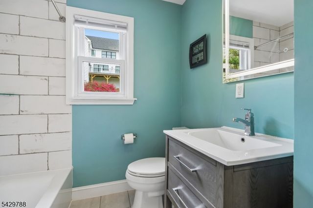 27 Dogwood Rd, Morris Plains Boro, NJ 07950