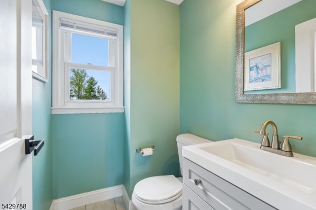 27 Dogwood Rd, Morris Plains Boro, NJ 07950