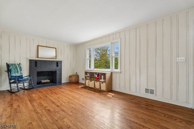 27 Dogwood Rd, Morris Plains Boro, NJ 07950