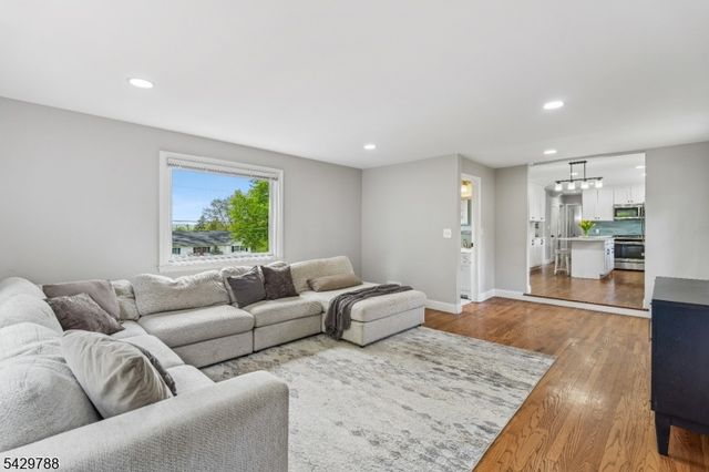 27 Dogwood Rd, Morris Plains Boro, NJ 07950