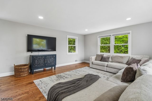 27 Dogwood Rd, Morris Plains Boro, NJ 07950