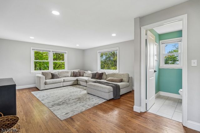 27 Dogwood Rd, Morris Plains Boro, NJ 07950