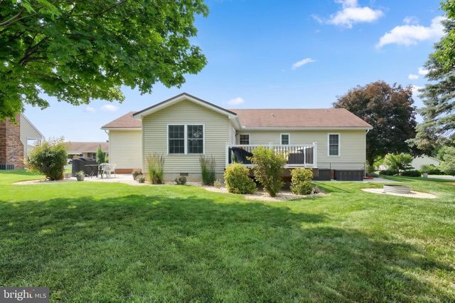 25 FIELDCREST DR, Littlestown, PA 17340